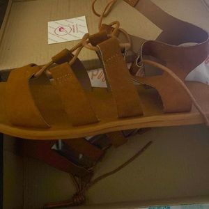 Cute brown sandals size 7 1/2 . Never been worn .
